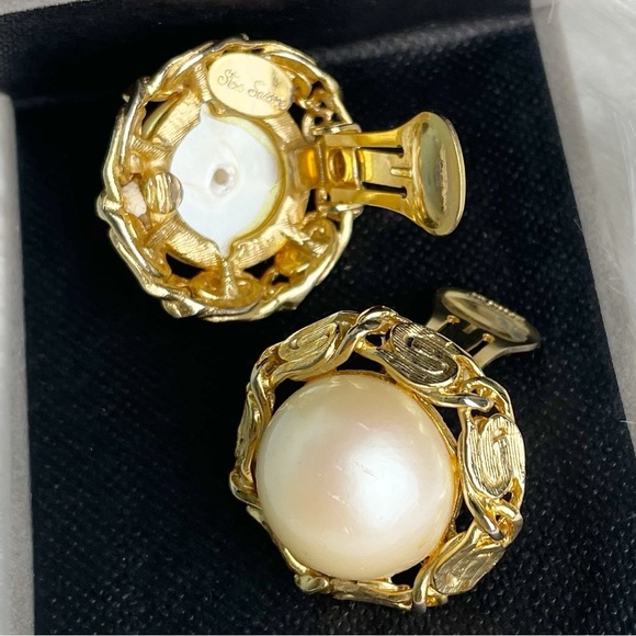 3 for $10 🛍️ Vintage Chunkly Gold Trim Round Ivory Pearl Clip-On Earrings - Picture 5 of 5